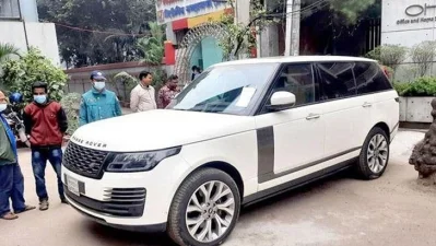 নিলামে তোলা ইভ্যালির গাড়ি।
