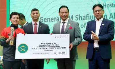 সেনাবাহিনী প্রধান জেনারেল এস এম শফিউদ্দিন আহমেদ বুধবার (০৯ ফেব্রুয়ারি) সন্ধ্যায় ঢাকা সেনানিবাসস্থ আর্মি মাল্টিপারপাস কমপ্লেক্সে সাফ অনূর্ধ্ব-১৯ ফুটবলে চ্যাম্পিয়ন বাংলাদেশ অনূর্ধ্ব-১৯ নারী ফুটবল দলের খেলোয়াড়দের পুরস্কার প্রদান করেন। ছবি: আইএসপিআর