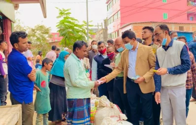 রাউজান পৌরসভায় ভ্রাম্যমান আবর্জনার হাট হতে নগদ টাকা আবর্জনা ক্রয় করছেন পৌর মেয়র জমির উদ্দিন পারভেজ। ছবি- ইত্তেফাক