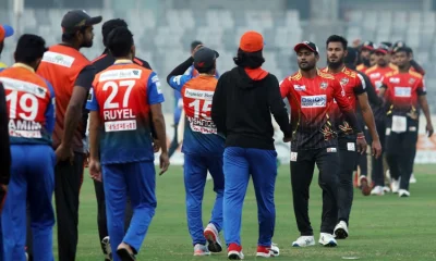 ম্যাচ শেষে দুই দলের খেলোয়াড়দের করমর্দন