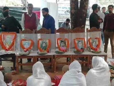 পাঁচ ভাইয়ের ছবির ওপর ফুলের মালা।