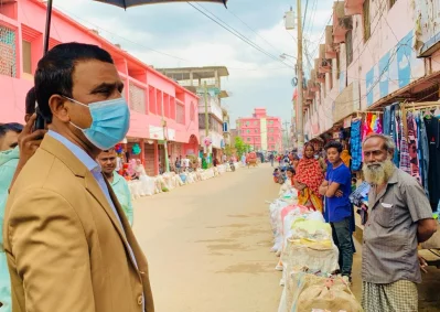 রাউজান পৌরসভায় ভ্রাম্যমান আবর্জনার হাট হতে নগদ টাকা আবর্জনা ক্রয় করছেন পৌর মেয়র জমির উদ্দিন পারভেজ। ছবি- ইত্তেফাক