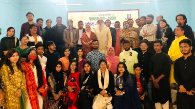 সাহিত্য একাডেমির বার্ষিক সাধারণ সভায় সদস্যবৃন্দ।