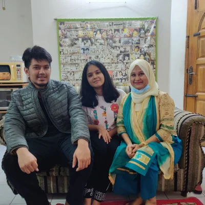 দুই সন্তান আজমান সালিদ ও ইউসরা মোনেমের সঙ্গে মোনেম মুন্নার স্ত্রী সুরভী মোনেম