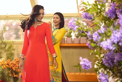 ফাগুন দিনে চুলের সাজে নানা রঙের ফুলের ব্যবহার নারীকে করে তোলে অনন্যা