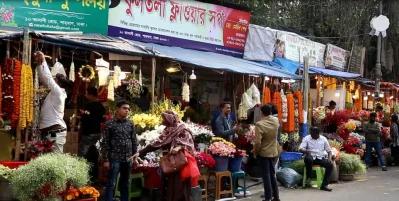 এবার ফুলের দোকানগুলোতে ক্রেতাদের আনাগোনা কম। ছবি: তানভীর আহাম্মেদ