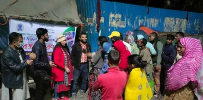  ছিন্নমূল মানুষের হাতে কম্বল তুলে দেওয়া হচ্ছে।
