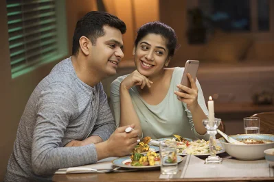ডিনারে যাওয়ার আগে প্রিয়জনের ছোট কোনো উপহার দিন 