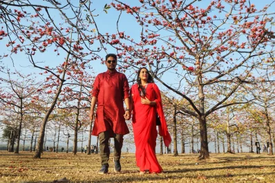 বসন্তবরণে দুই যগল। ছবি: আব্দুল গনি