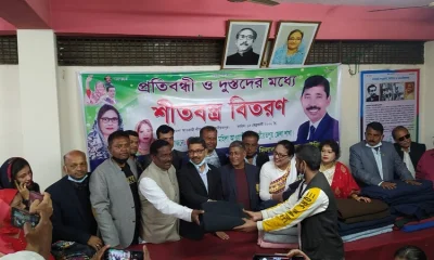 শরীয়তপুর জেলা আওয়ামী লীগ কার্যালয়ে প্রতিবন্ধী ও দুস্থদের মাঝে শীতবস্ত্র বিতরণকালে শরীয়তপুর-১ আসনের সংসদ সদস্য ও বাংলাদেশ আওয়ামী লীগ কেন্দ্রীয় কার্যনির্বাহী কমিটির অন্যতম সদস্য ইকবাল হোসেন অপু। ছবি- ইত্তেফাক
