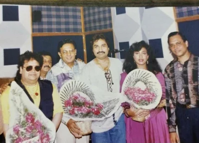 বাপ্পী লাহিড়ীসহ সংগৃীত শিল্পীদের সঙ্গে ঋতুপর্ণ। ছবি: সংগৃহীত