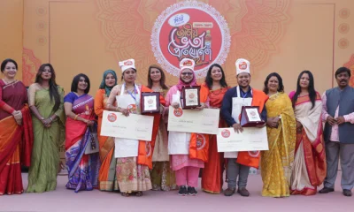 ভর্তা প্রতিযোগিতায় অতিথিদের সঙ্গে বিজয়ীরা। ছবি: সংগৃহীত