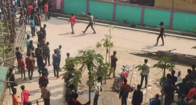 শিক্ষার্থীদের লাঠিপেটা করা হচ্ছে। ছবি: ইত্তেফাক