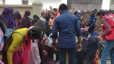 লাঠিপেটা থেকে বাঁচতে শিক্ষার্থীরা দিগ্বিদিক ছুটাছুটি করতে থাকে। ছবি: ইত্তেফাক
