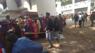 শিক্ষার্থীদের লাঠিপেটা করা হচ্ছে। ছবি: ইত্তেফাক