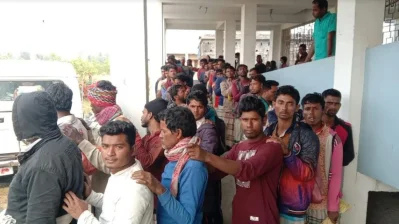 আটক বাংলাদেশি জেলেরা। ছবি: ইত্তেফাক