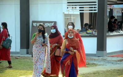 শাড়ি পরে মেয়েরা বই মেলায় আসছে দল বেঁধে।