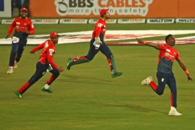 বরিশালের এই আনন্দ শেষ পর্যন্ত আর থাকেনি। ছবি: ইত্তেফাক