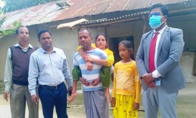 প্রশাসনিক কর্মকর্তাদের সঙ্গে সোহেল-রওশন দম্পতি।