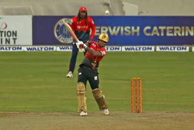 কুমিল্লার জয়ের নায়ক সুনীল নারাইন। ব্যাট হাতে ৫৭ রানের ঝড়ো ইনিংস খেলার পর বল হাতে নিয়েছেন গুরুত্বপূর্ণ দুটি উইকেট। ছবি: ইত্তেফাক