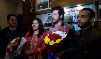 শপথ গ্রহণ শেষে শিল্পী সমিতির কার্যালয়ে তাকে ফুল দিয়ে বরণ করেন শিল্পীরা। ছবি: সংগৃহীত
