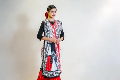 একুশে ফেব্রুয়ারির পোশাকগুলোকে সাজানো হয়েছে কালো আর সাদা রঙের আঙ্গিকে