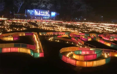 মোমবাতি জ্বেলে ভাষা শহীদদের স্মরণ করা হচ্ছে।