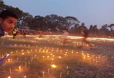 মোমবাতি জ্বেলে ভাষা শহীদদের স্মরণ করা হচ্ছে।