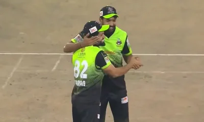 পরে অবশ্য আলিঙ্গনও করে নেন