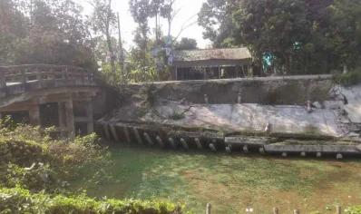 খাল পাড়ের গার্ড ওয়াল ভেঙে ঝুঁকিতে রয়েছে সড়ক।
