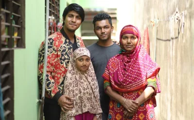 ভক্তের বাড়িতে তৌসিফ। ছবি: সংগৃহীত