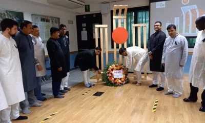 অস্থায়ীভাবে স্থাপিত শহীদ মিনারে পুস্পস্তবক অর্পণ