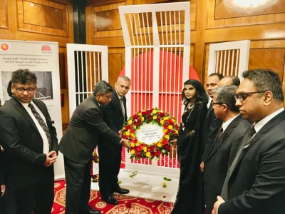 ফুল দিয়ে ভাষা শহীদদের প্রতি শ্রদ্ধা নিবেদন। 