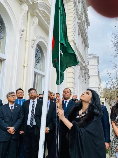 জাতীয় পতাকা উত্তোলন করছেন সাইদা মুনা তাসনীম।