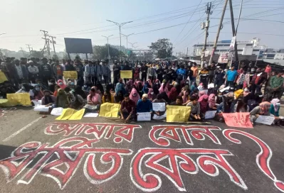 ছাত্রী ধর্ষণের প্রতিবাদে সড়ক অবরোধ করেন শিক্ষার্থীরা। ছবি: ইত্তেফাক