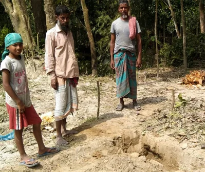 মাটি খুঁড়তে গিয়ে গুলি পাওয়া যায়। ছবি: ইত্তেফাক
