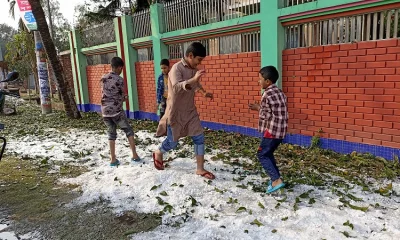 ঠাকুরগাঁওয়ে হঠাৎ শিলা বৃষ্টি ও ঝড় হাওয়ায় জনজীবনে ব্যাপক প্রভাব পড়েছে। ছবি- ইত্তেফাক