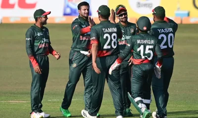 উইকেটশিকারি সাকিবকে ঘিরে সতীর্থদের উল্লাস। ছবি: এএফপি/গেট্টি ইমেজ