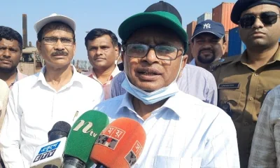 মোংলা-খুলনা রেললাইন প্রকল্প পরিদর্শনে বাংলাদেশ এসে সাংবাদিকদের সঙ্গে কথা বলছেন রেলওয়ে বিভাগের মহাপরিচালক ধীরেন্দ্র নাথ মজুমদার। ছবি- ইত্তেফাক
