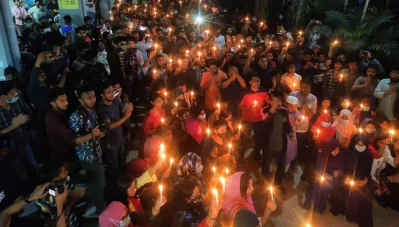 সন্ধ্যায় মোমবাতি প্রজ্বলন করেছেন বশেমুরবিপ্রবি শিক্ষার্থীরা। ছবি: ইত্তেফাক