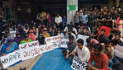 চোখে কালো কাপড় বেঁধে শিক্ষার্থীদের প্রতিবাদ। ছবি: ইত্তেফাক