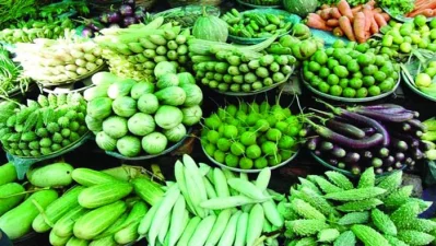 বাজারে থরে থরে সাজিয়ে রাখা সবজী 