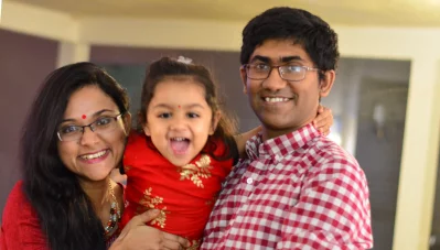 স্ত্রী ও কন্যার সঙ্গে চমক হাসান। ছবি: ফেসবুক থেকে