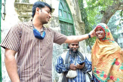 ভক্তদের সঙ্গে বাপ্পী। ছবি: সংগৃহীত