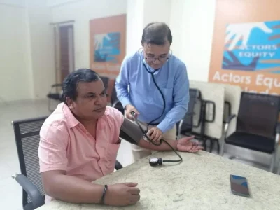 আজ অভিনয়শিল্পীদের স্বাস্থ্যসেবা ও পরামর্শ কার্যক্রম শুরু করেছেন ডা. এজাজুল ইসলাম। ছবি: সংগৃহীত