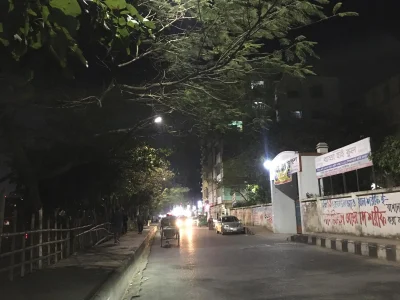 বাতি লাগানোর পর স্বাভাবিক অবস্থায় ফিরে আসে সড়ক। ছবি: ইত্তেফাক