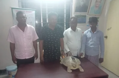 উদ্ধারকৃত কচ্ছপের সঙ্গে পটুয়াখালী বন বিভাগের বিভাগীয় বন কর্মকর্তা (ডিএফও) আব্দুল্লাহ আল মামুনসহ অন্যরা 