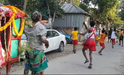 পালকির সামনে-পেছনে বাহারি সাজে সজ্জিত লাঠিখেলা।
