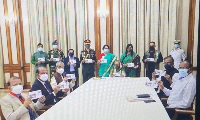 গণভবনে স্মারক ডাকটিকিট অবমুক্তকালে প্রধানমন্ত্রী শেখ হাসিনা ও অন্যান্যরা। ছবি- পিএমও