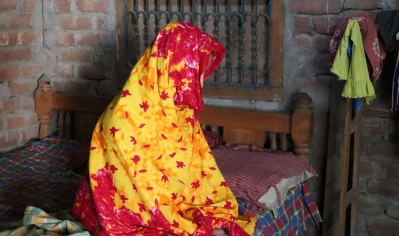 বিয়ের দাবিতে শিক্ষকের বাড়িতে পাঁচ দিন ধরে অনশনরত শিক্ষার্থী